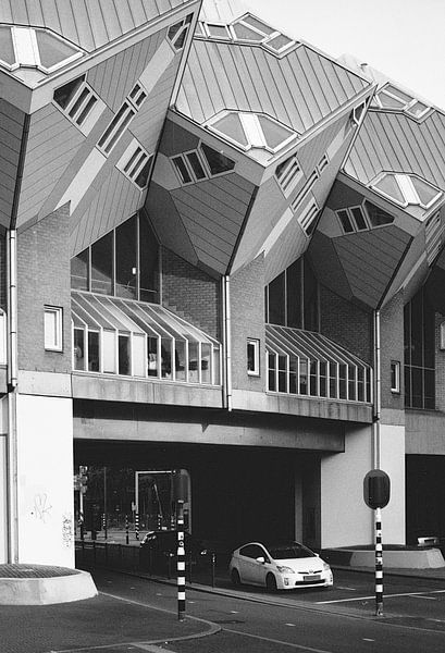 Maisons cubiques I Noir et blanc I Architecture moderne I Photographie analogique par Floris Trapman