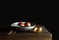 Uien met mes in witte schaal