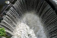 Blick von oben in ein Wehr