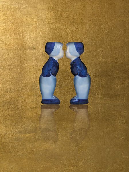 Delft blue kissing couple. Men, gold by Mijke Konijn