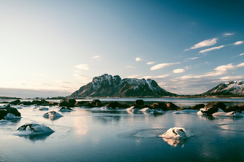 Vue sur les fjords et l'île près de Bø sur les îles Vesteralen en Norvège par Sjoerd van der Wal Photographie
