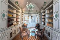 Bibliothek in verlassenem Schloss