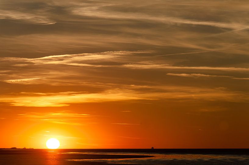 coucher de soleil sur les vasières classées au patrimoine mondial  par Geertjan Plooijer