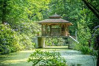 Pavillon sur le pont au-dessus de l'étang