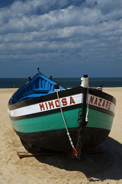 Vieux bateau en bois sur la plage de Nazare. Mimosa Nazare. par Iris Heuer