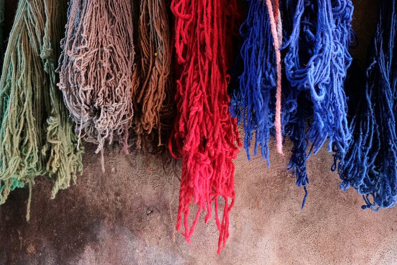 Gefärbte Wolle in Marrakech, Marokko von Ingrid Meuleman