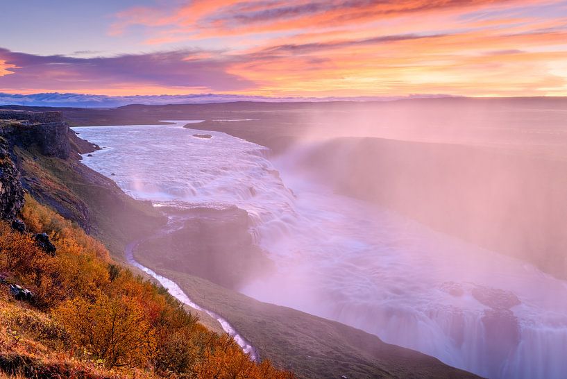 Sonnenaufgang am Wasserfall Gullfoss in Island von Ellen van den Doel