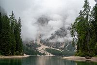 Der Pragser Wildsee in den Wolken