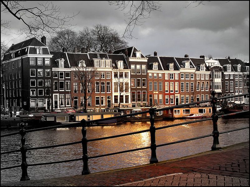 Amsterdam, zonnestraal op een sombere Amstel von Robert-Jan van Lotringen