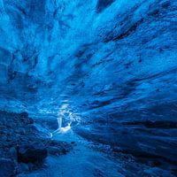 Eine blaue Eishöhle unter dem Vatnajökull-Gletscher.
