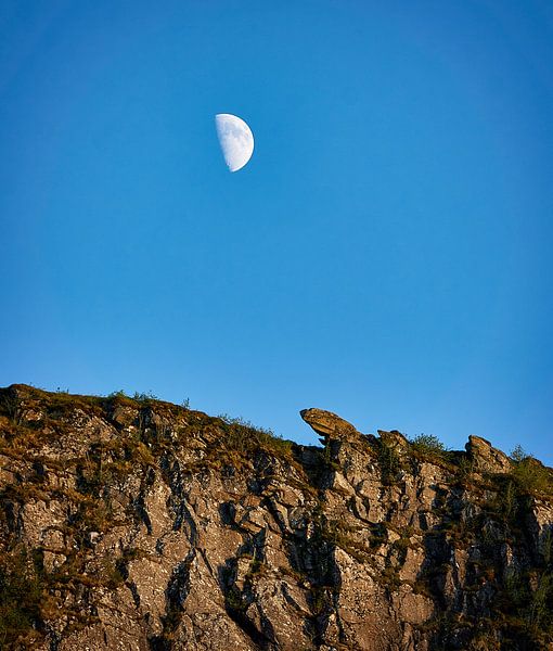 La lune surplombant le rocher Johan Skytt à Godøy, en Norvège. par qtx
