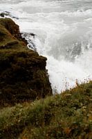 Wasserfall zwischen grünen Hügeln