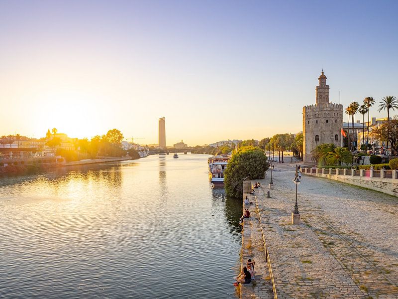 Lebendiger Sonnenuntergang über dem Fluss in Sevilla - Reisefotografie Spanien von Teun Janssen