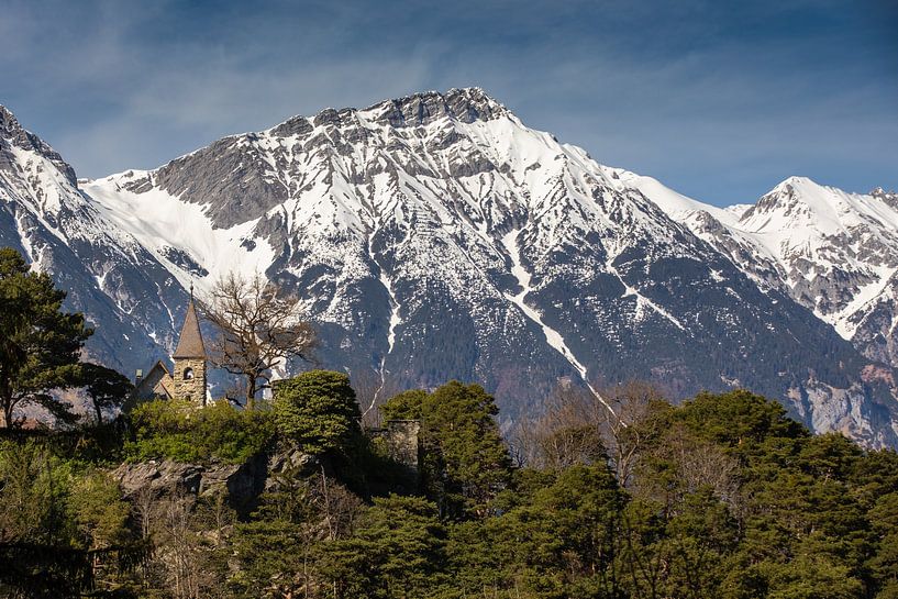 Kleine Steinkapelle vor den verschneiten Bergen von Sandra Schönherr
