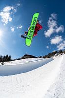 Snowboarder en halfpipe faisant une prise de méthode