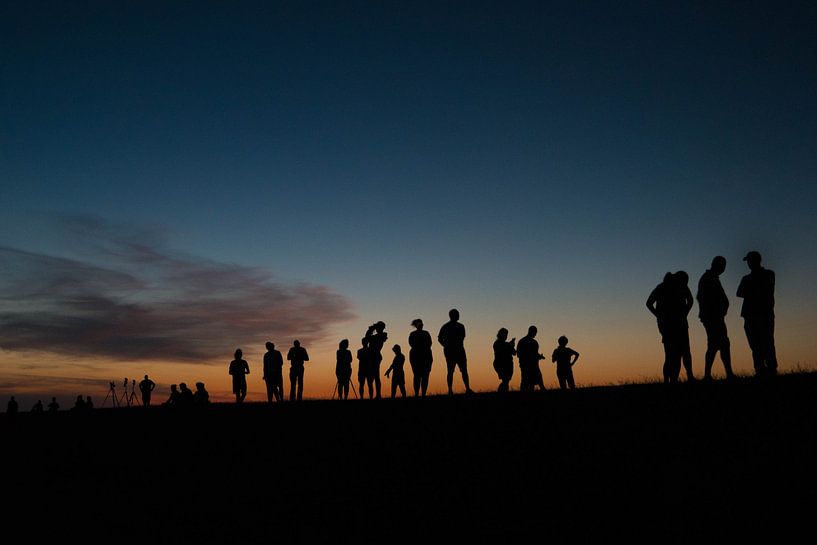 Menschen auf dem Deich von Manon van Althuis
