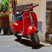 Rode Vespa scooter in Cortona, Toscane