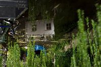 Lage brug onder muurhuizen door.