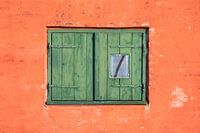 Oranje muur en groen raam