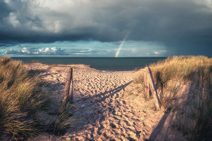 Strand von Heiligenhafen an der Ostsee mit Regenbogen von Jean Claude Castor