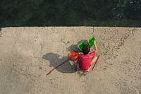 Spelend kind aan de Middellandse Zee