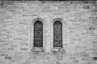Fenêtres d'église en noir et blanc dans un mur de briques