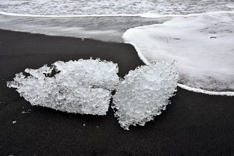 Gletsjer ijssculptuur op zwarte zand bij ijsmeer Jokulsarlon, Ijsland par Jutta Klassen