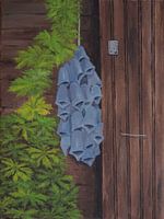 Strauß blauer Blumen neben dem Scheunentor