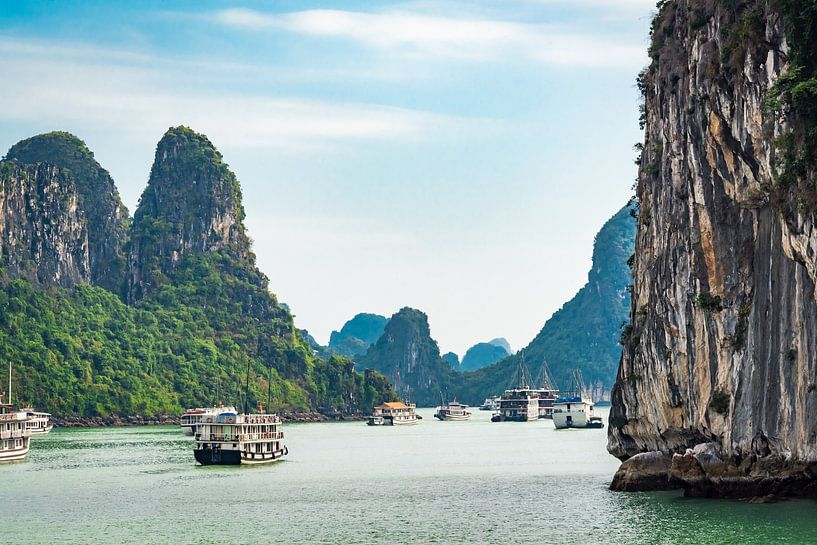 Zwischen den Felsen in Halong Bay, Vietnam von Rietje Bulthuis