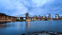 Brooklyn Bridge während der blauen Stunde