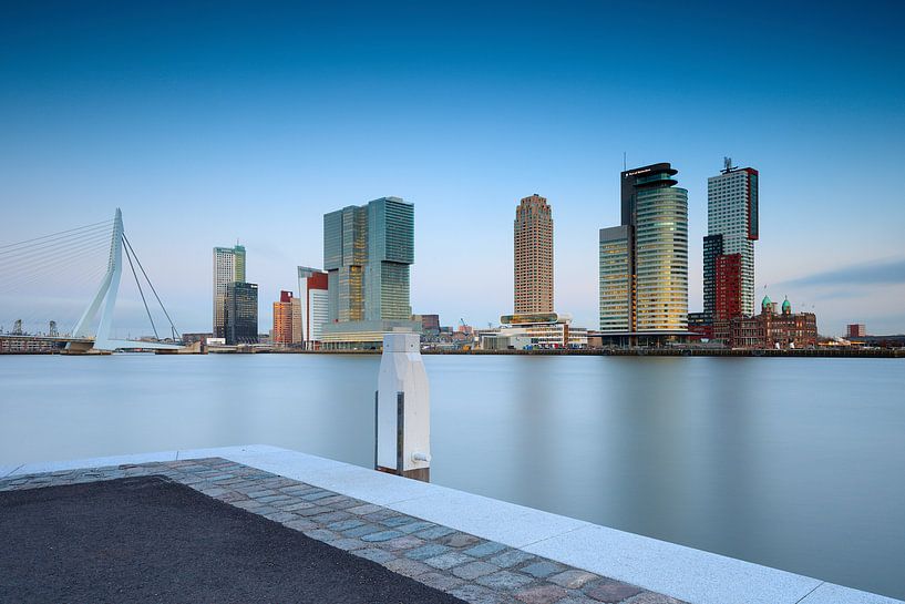 Le crépuscule tombe sur l'architecture moderne du Kop van Zuid de Rotterdam. par gaps photography