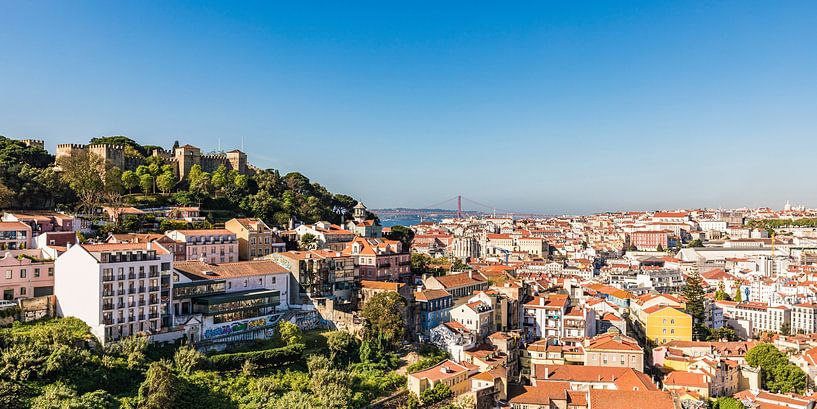 Castelo de Sao Jorge et la vieille ville à Lisbonne - Portugal par Werner Dieterich