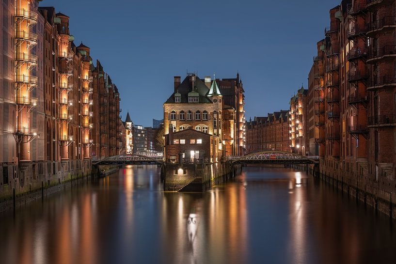 Le quartier historique de la Speicherstadt à Hambourg, le soir par MS Fotografie | Marc van der Stelt
