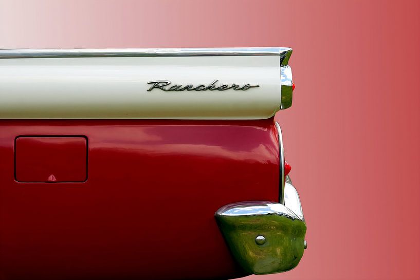 Aileron arrière de la Ford Ranchero 1959 en rouge et blanc - Unique pick-up classique américain par Peter Kraaibeek Fine Art