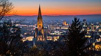 Freiburg im Breisgau roten Sonnenuntergang Himmel über Skyline der Stadt