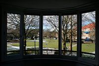 Kijk daar,  in het park.