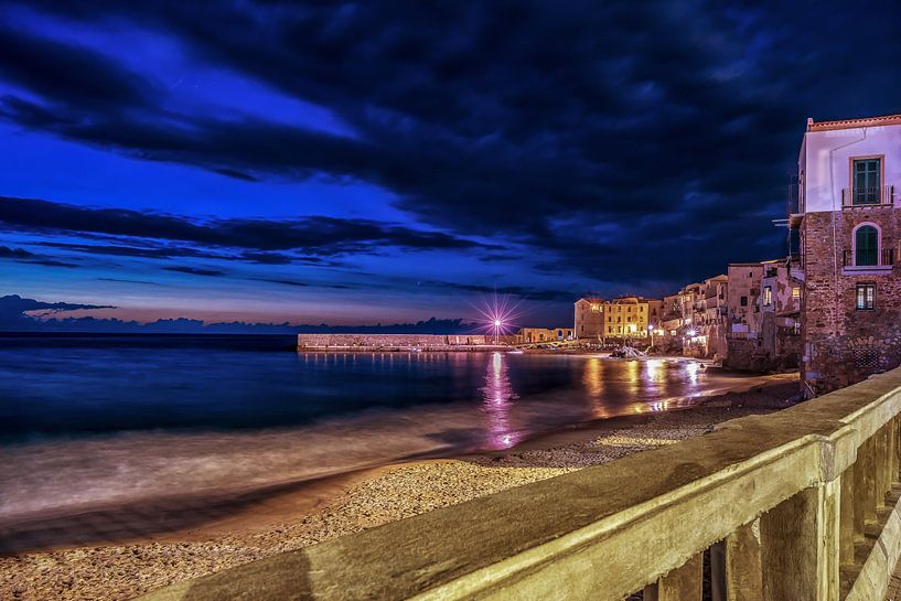 Cefalu, Sicilie Blauwe uur von Mario Calma