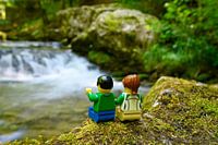 Lego-Marionette in Naturlandschaft