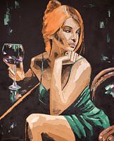 Junge rothaarige Frau mit Weinglas