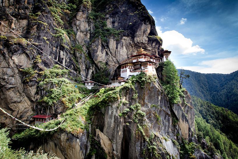 Paro Tatsang / Tiger's nest klooster by Paul Piebinga