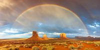 Regenbogen über dem Monument Valley
