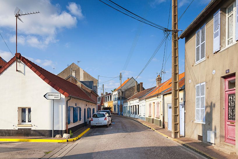 Schläfrige Straße in Le Crotoy, Picardie, Frankreich von Evert Jan Luchies
