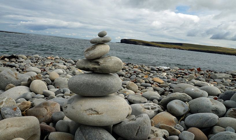 Kilkee Beach est une plage de pierres située dans le village de Kilkee. par Babetts Bildergalerie