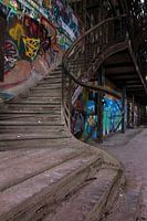 Verlassene Fabrik mit Graffiti und imposanter Industrietreppe