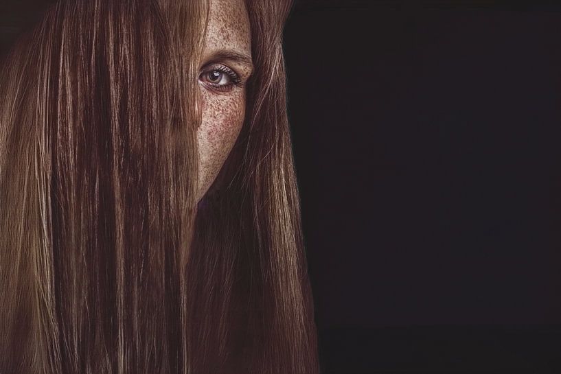 Photo d'une femme avec des taches de rousseur et un regard profond et expressif par Elianne van Turennout