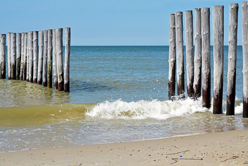 Strand mit Brandung und Pfählen im Meer von Trinet Uzun