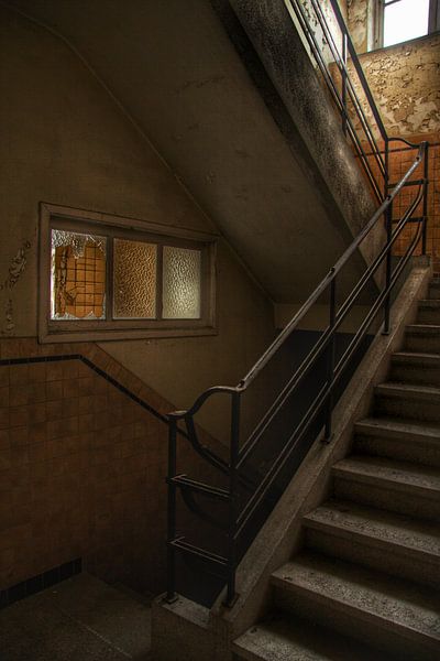 Een oude trap in een verlaten gebouw von Melvin Meijer