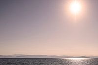 Sonne mit Reflexion im Meer