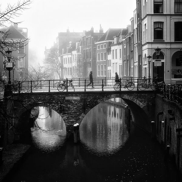 Straßenfotografie in Utrecht. Die Maartensbrug und die Oudegracht in schwarz-weiß von André Blom Fotografie Utrecht