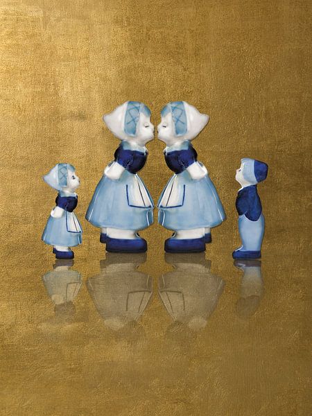 Family delft blue kissing couple with gold. Two mum family by Mijke Konijn